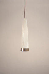 Loki suspension conique blanche et or. Luz Difusion. Loki suspension conique blanche et or. Luz Difusion.