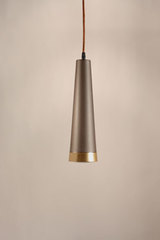 Loki suspension design conique en aluminium marron glacé. Luz Difusion. Loki suspension design conique en aluminium marron glacé. Luz Difusion.