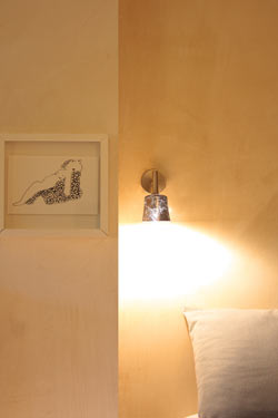 Mauro W1 single wall light in decorated glass. Luz Difusion. 