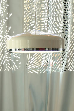Cooper S white pendant lamp in lacquered aluminium . Luz Difusion. 