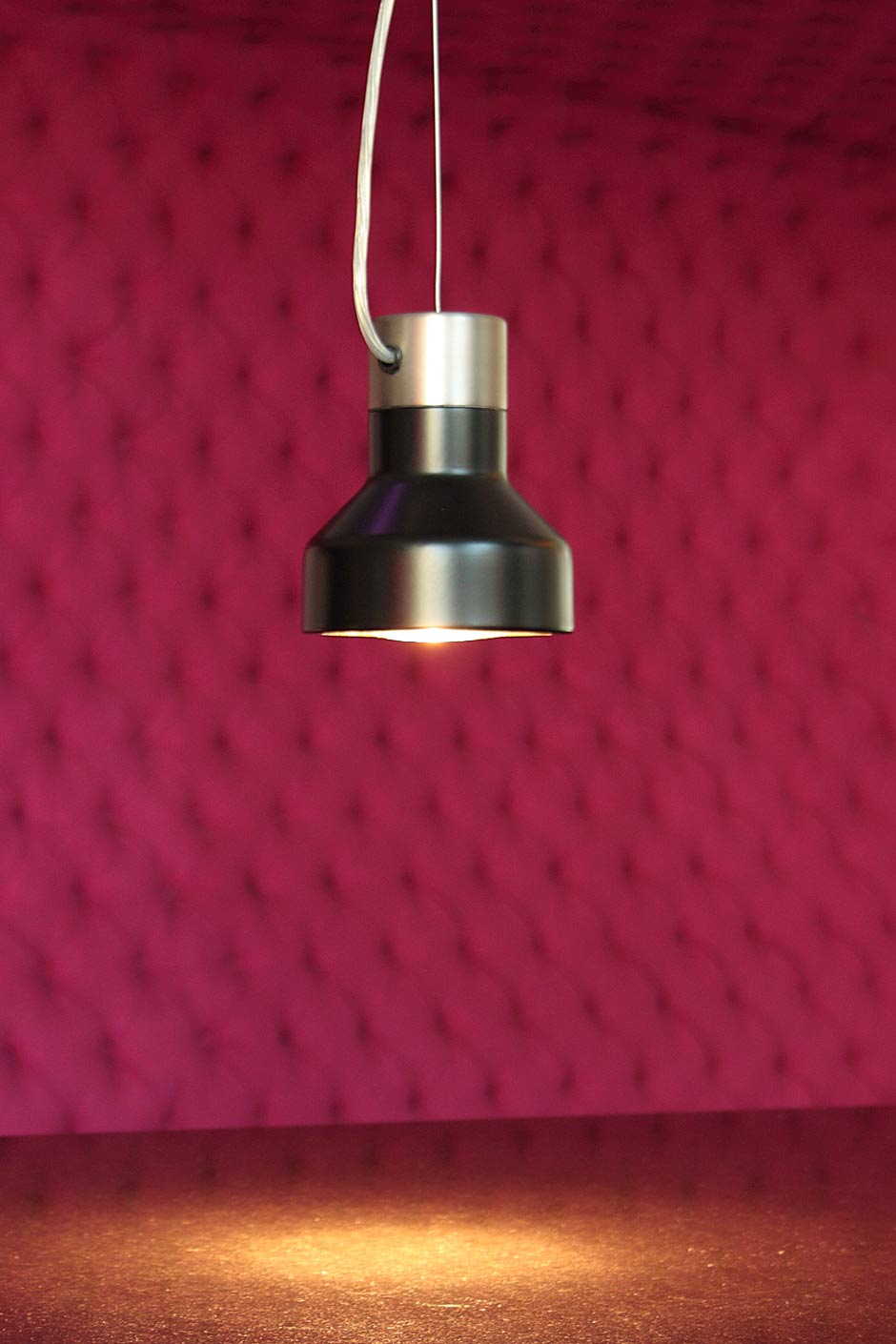Mute S1 black steel and aluminium pendant lamp. Luz Difusion. 