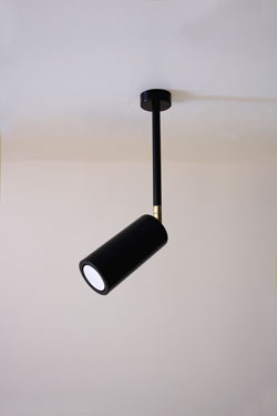 Long black and gold spotlight with minimalist design  Metzer. Luz Difusion. 