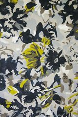 Bloom tapis aux motifs floraux à dominante grise 170X240. MA Salgueiro. Bloom tapis aux motifs floraux à dominante grise 170X240. MA Salgueiro.