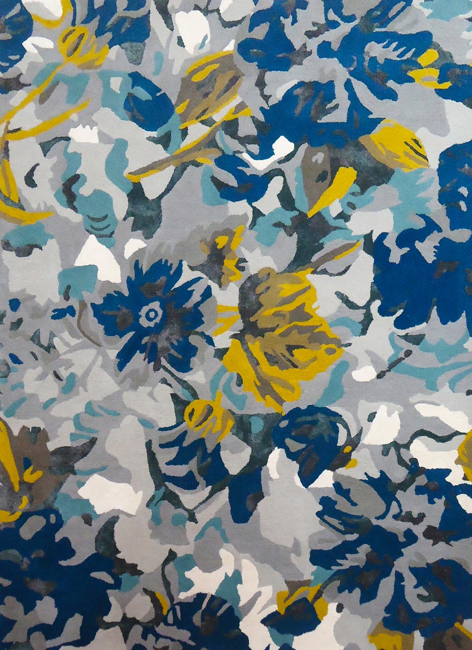Bloom tapis aux motifs floraux en camaïeu bleu 170X240. MA Salgueiro. 