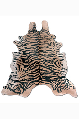 Peau de vache entière motif Tigre. MA Salgueiro. Peau de vache entière motif Tigre. MA Salgueiro.