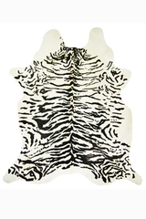 Peau de vache entière motif Tigre noir et blanc. MA Salgueiro. Peau de vache entière motif Tigre noir et blanc. MA Salgueiro.