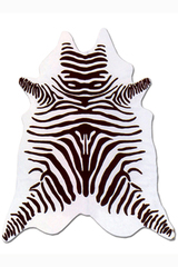 Peau de vache entière motif Zebre noir et blanc. MA Salgueiro. Peau de vache entière motif Zebre noir et blanc. MA Salgueiro.