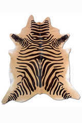 Peau de vache entière motif Zèbre noir et fauve. MA Salgueiro. Peau de vache entière motif Zèbre noir et fauve. MA Salgueiro.