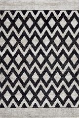 Tapis losanges noirs sur fond gris Gradient chenille 140X200. MA Salgueiro. Tapis losanges noirs sur fond gris Gradient chenille 140X200. MA Salgueiro.
