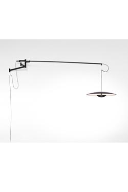 Grande applique murale suspendue, coupole en bois clair, orientable à 180°. Marset. 