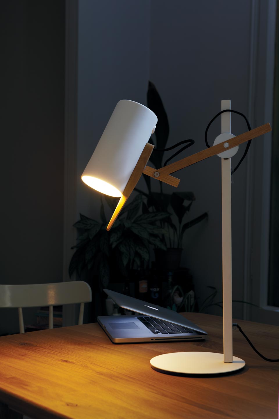 Lampe de bureau blanche et bois, design Scantling - Réf. 17020327