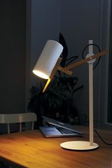 Lampe de bureau blanche et bois, design Scantling. Marset. 