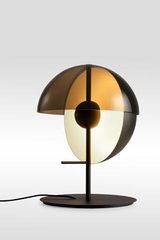Lampe de table demi-sphère métal et méthacrylate fumé Theia noire. Marset. 