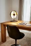 Lampe de table demi-sphère métal et méthacrylate fumé Theia noire. Marset. 