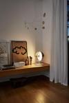 Lampe de table demi-sphère métal et méthacrylate fumé Theia noire. Marset. 