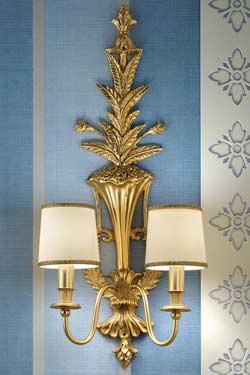 Applique double bronze doré motif feuilles abat-jour soie beige. Masiero. 