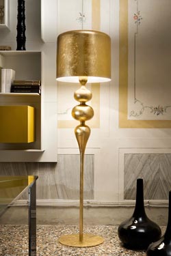Large Eva floor lamp in resin and golden polyurethane. Masiero. 