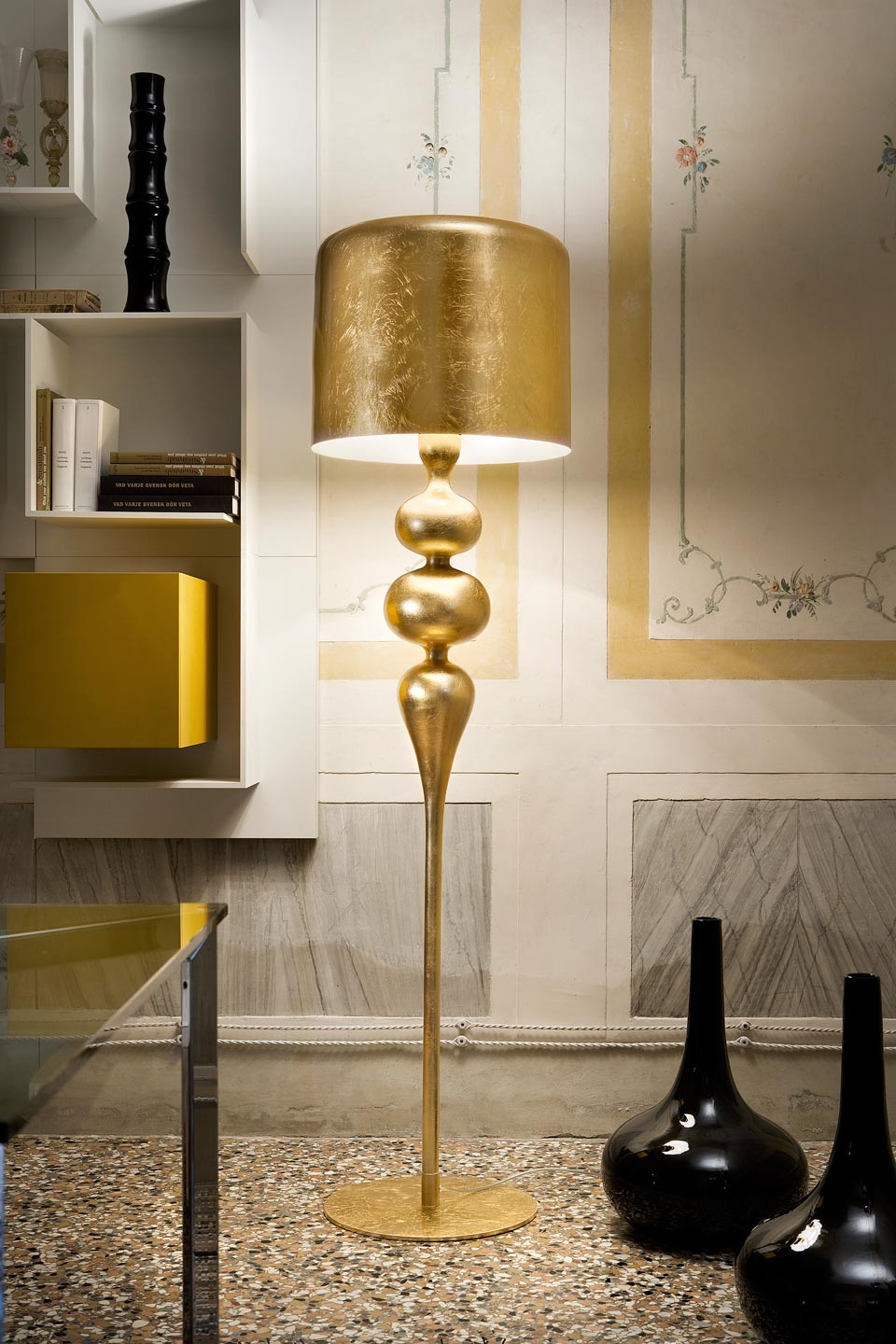 Large Eva floor lamp in resin and golden polyurethane. Masiero. 