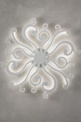 Grande applique blanche Virgo en polyuréthane expansé et métal verni . Masiero. Grande applique blanche Virgo en polyuréthane expansé et métal verni . Masiero.