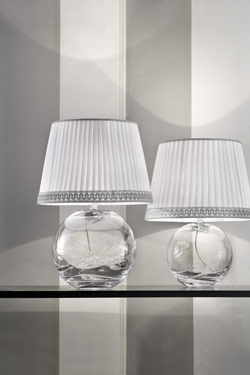 Petite lampe ronde en verre Murano transparent abat-jour taffetas de soie blanche plissée. Masiero. 