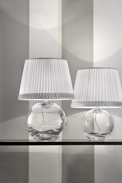 Small round table lamp in clear Murano glass with white silk taffeta shade. Masiero. 