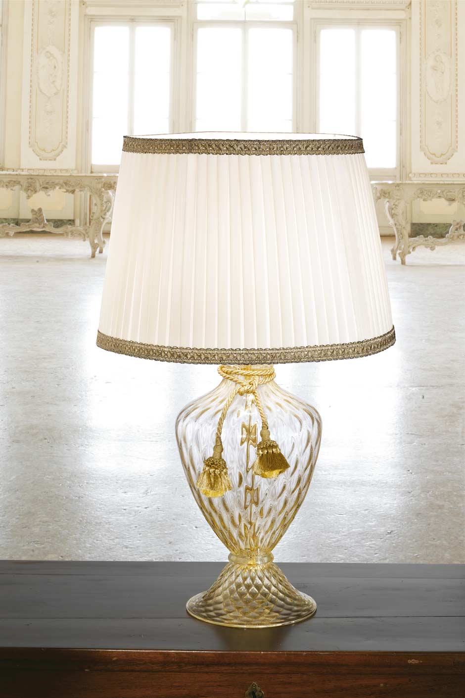 Grand lampadaire Eva en résine et polyuréthane doré - Masiero, spécialiste  du lustre en cristal et de la lampe en verre de murano - Réf. 16020227 -  mobile