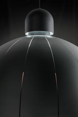 Cupole suspension noire aspect grainé intérieur blanc 80cm. Masiero. 