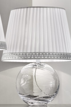 Petite lampe ronde en verre Murano transparent abat-jour taffetas de soie blanche plissée. Masiero. 