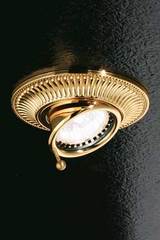 Spot encastré doré orientable façade ronde décorée motif strié. Masiero. 