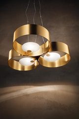 Suspension avec 3 anneaux dorés et diffuseur en verre blanc Sound. Masiero. Suspension avec 3 anneaux dorés et diffuseur en verre blanc Sound. Masiero.