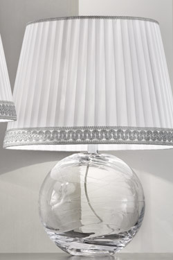 Small round table lamp in clear Murano glass with white silk taffeta shade. Masiero. 