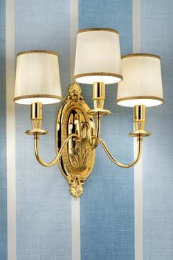 Triple wall light in gold-plated bronze with beige silk shades | Masiero |  Murano and crystal chandeliers, lamps and wall lights - Réf. 11110651 -  mobile