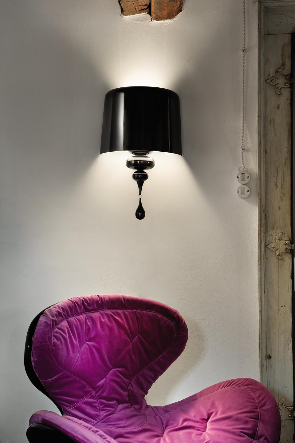 Very large Eva wall lamp in black lacquered resin and polyurethane. Masiero. 