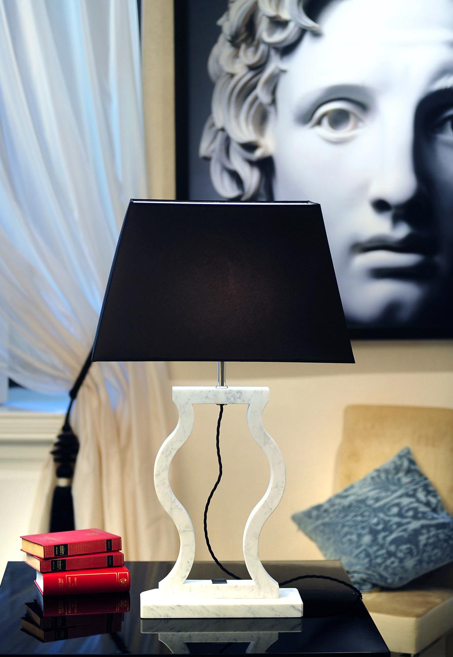 Classic lampe de table en marbre de Carrare. Matlight. 