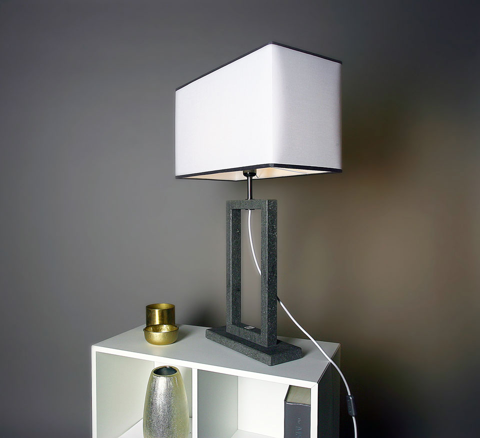 Contemporary lampe de table à abat-jour bicolore moyen modèle. Matlight. 