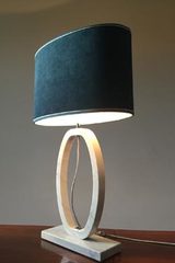 Grande lampe de table en marbre de Carrare blanc forme ovale. Matlight. Grande lampe de table en marbre de Carrare blanc forme ovale. Matlight.