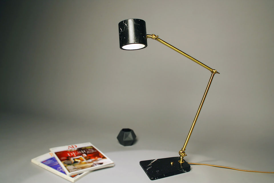 Lampe de bureau vintage doré et marbre noir sur CDC Design