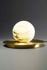 Lampe de table boule de marbre blanc Moons. Matlight. 