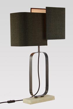 Lampe de table en marbre beige et laiton bruni. Matlight. 