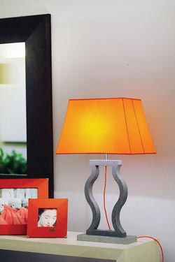 Lampe de table abat-jour taffetas orange intérieur blanc Classic . Matlight. 