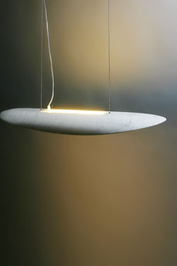 Aura Magritte suspension en marbre de Carrare. Matlight. 