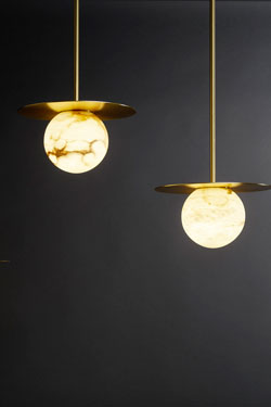 Moons round pendant in marble and satin brass. Matlight. 