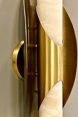 Manta wall lamp in alabaster, bronze and satin brass. Matlight. 