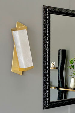 Offset geometric wall lamp in alabaster and brass. Matlight. 