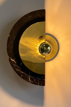 Round adjustable sconce in polished brass and black marble. Matlight. 