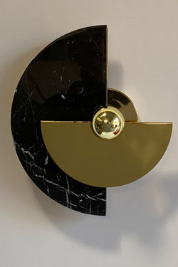 Round adjustable sconce in polished brass and black marble. Matlight. 