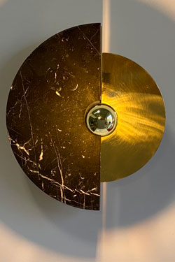 Round adjustable sconce in polished brass and black marble. Matlight. 