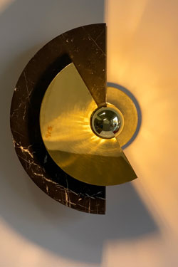 Round adjustable sconce in polished brass and black marble. Matlight. 