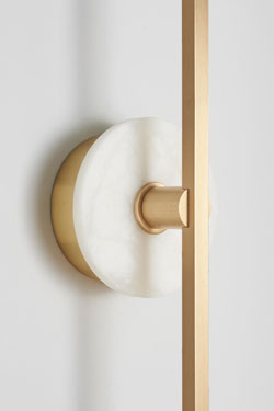 Minimalist wall lamp in brass and white marble. Matlight. 