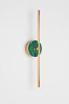 Stick applique contemporaine en laiton et marbre vert. Matlight. 
